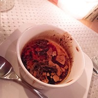キャンドル卓 渡邉邸 - 新玉葱のブリュレ。
                中は蒸した卵(茶碗蒸しが酢だった感じのイメージ)の上に、
                キャラメルが乗り(甘い！)とタマネギのチュイールがかかってる、面白いコンビ！