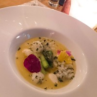 キャンドル卓 渡邉邸 - グリーンアスパラと柑橘のスープ。
                スープというより、、、一つの前菜的なお料理で。
                モッツァレラチーズの玉や色んなお野菜の上に柑橘のソースがタップリかかってるような不思議なお料理！