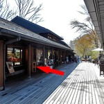 和泉屋傳兵衛 - 『ハルニレテラス』の一画にあります（赤い⇒）