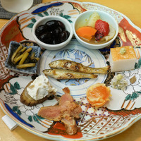 浅草じゅうろく - 八寸：琵琶湖のもろこ南蛮漬け、黒大豆、わさび菜、いぶりがっこクリームチーズ、明太子炙り、たまご、わさび漬け、いたわさ、野菜のピクルス
