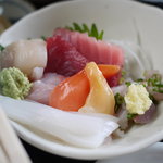 食い処 くりたや  - 2011/7 市場定食の刺身。箸が写っちゃった