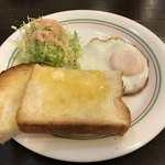Ten - モーニング　トースト・サラダ・目玉焼き420円（税込）