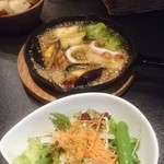 力パスタ - お任せアヒージョとお酒飲んでたら付いてきたサラダ( ☆∀☆)