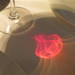 THE KAWABUN NAGOYA - テーブルに咲いた薔薇の花。シンプルなワイングラスですが、計算された設計に感心しました