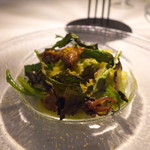 THE KAWABUN NAGOYA - トッピングされた葉っぱは、乾燥させた「なばな」。少し焦げたような個性的な香りである