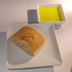 THE KAWABUN NAGOYA - パンはシンプルなフォカッチャ（たぶん）に、オリーブオイルを添えて