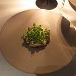 THE KAWABUN NAGOYA - 前菜：燻製の香りをつけた桜肉とホワイトアスパラガス。土色の皿もモダンな気分