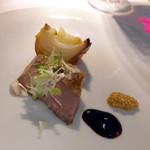 付合せの新玉ねぎは、中がとろりと柔らかい。皮まで丸ごと食べられる♪