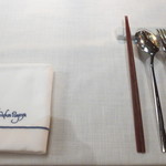 THE KAWABUN NAGOYA - シンプルなテーブルセット。箸があるので、洋食に不慣れな方でも心配不要