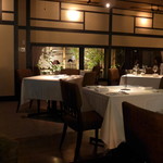 THE KAWABUN NAGOYA - 店内はかなり暗めでムーディー。BGMはアップテンポ、スタッフのハキハキした立居振舞いは好感度高い