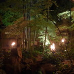 THE KAWABUN NAGOYA - 闇夜を焦がすかがり火が、楓・青竹を赤々と照らし出す