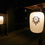 THE KAWABUN NAGOYA - 一対の提灯が、ゲストを風雅に出迎える