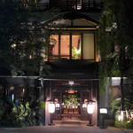 THE KAWABUN NAGOYA - 入口はまさに和風の趣。モダンな店内とのコントラストが面白い