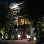 THE KAWABUN NAGOYA - 夜のエントランス。予想以上の盛況で、次から次へ、お客さんが吸い込まれてゆく