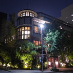 建物自体は比較的新しいが、大正モダニズムを意識した格好良い建築です