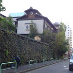 THE KAWABUN NAGOYA - 一周すれば、蔵のような表情も見られる。外回りを清掃するスタッフの姿も好印象