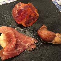 クッチーナ イタリアーナ ガッルーラ - サラミ、生ハムと無花果、ホタルイカのお通し