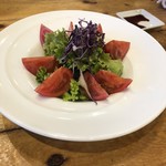 だいだいや - こちらも初めて食べたフルーツトマトサラダ
      ドレッシング控えめでトマトの甘さが引き立ってました。