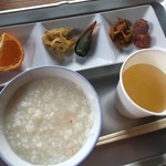 金峰山小屋 - 二食付き8,500円の朝食。
中華粥、みかん、ザーサイ、ピータン、梅干しです。