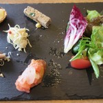 左上:農園卵を使ったキッシュとホワイトアスパラ、右上:富山ポークパテ、中段:根セロリ、左下:氷見イワシ、右下:白えび