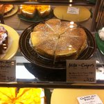 ア・ラ・カンパーニュ - ショウケースの中の、ミルクレープ。