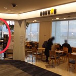 ドトールコーヒーショップ - 喫煙席とは壁や扉で区切られた禁煙席です。喫煙席へは画像赤丸で示した位置から入ります