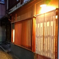 佳肴岡もと - 馬町の交差点から渋谷通を少し東へ