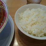 らーめん秋田 ひない軒 - お約束の白飯。