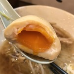 麺屋 歩夢 - 【2018.5.2】黄身がトロリンと流れ出る絶品味玉。