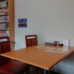 Kuraku Tei - テーブル席で構成されています