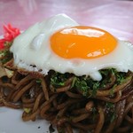 きっかぶ - 中華蒸し麺、キャベツ、豚バラ、青海苔、紅しょうが、そして目玉焼き。