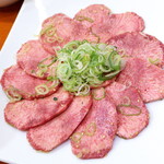 桔梗苑 - トップバッターのタン（塩）。この店の一番人気、盛り付けも美しくテンション上がる！