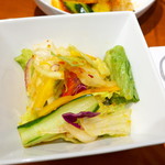 桔梗苑 - 桔梗苑特製サラダ。松の実と胡麻油を用いた、コク深いドレッシング