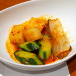 桔梗苑 - キムチ盛り合わせ。最初やや甘めに感じられるが、旨味がぎっしり詰まっており流石の一品