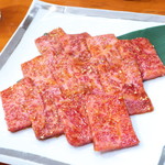 桔梗苑 - 和牛上ロース（タレ）。サーロインおよびリブロースを使用、国産和牛ならではの贅沢な霜降り