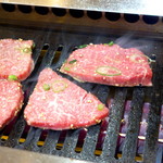 極めて柔らかくてジューシー。ジュワッとあふれ出す肉汁の旨味、思わず酒が進みます！