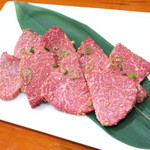 桔梗苑 - 和牛特上ヒレ（塩）。端整な霜降り肉、こちらには「ポン酢ダレ」を勧められる