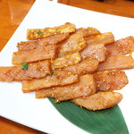 特選ミノ（タレ）。美しく切り揃えられ、丁寧に包丁が入れられている