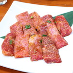 桔梗苑 - 和牛上カルビ（タレ）、トモバラを使用。カットは分厚くて豪快、口中が肉汁天国に♪