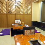 桔梗苑 - 煙臭さは皆無で、清潔感満点の店内。落ち着いた雰囲気も魅力