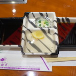 桔梗苑 - 左：醤油ダレ、中央：レモンダレ、右：ポン酢ダレ（上の大根おろしを投入）