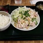 鳥酎 虎ノ門 - 蒸し鶏のネギガーリックソース定食