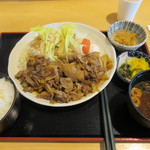 猪肉の焼肉定食の全景