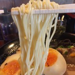 Menya Souki - 「熊本チャーシューメン」「大盛」「味玉」麺リフト。麺は、一般的な「博多ラーメン（長浜ラーメン）」と比べて確実にやや太めで、中細ストレート麺は、どちらかと言うと「久留米ラーメン」の太さに近いと言えよう。