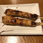 鳥げん - つくね。180円
      アツアツの肉汁ジュワー。
      今まで食べた、つくねの中で1番。