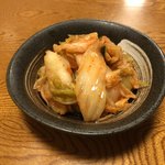 鳥げん - キムチ。400円
      辛すぎないからキムチもビールもススム。
