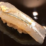 鮨桂太 - 水谷の鮨を思い起こさせる細魚の握り
