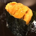 鮨桂太 - 海苔(こんとび)との抜群の相性！海胆