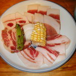 Nagadouya - 焼肉の三枚肉、肩ロース、モモ肉です
