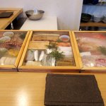 目の前に木のネタケース